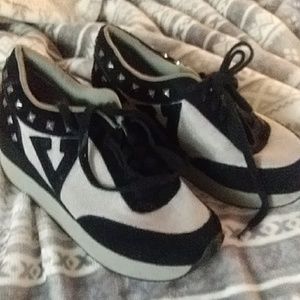 Volatile sneakers 7 platform